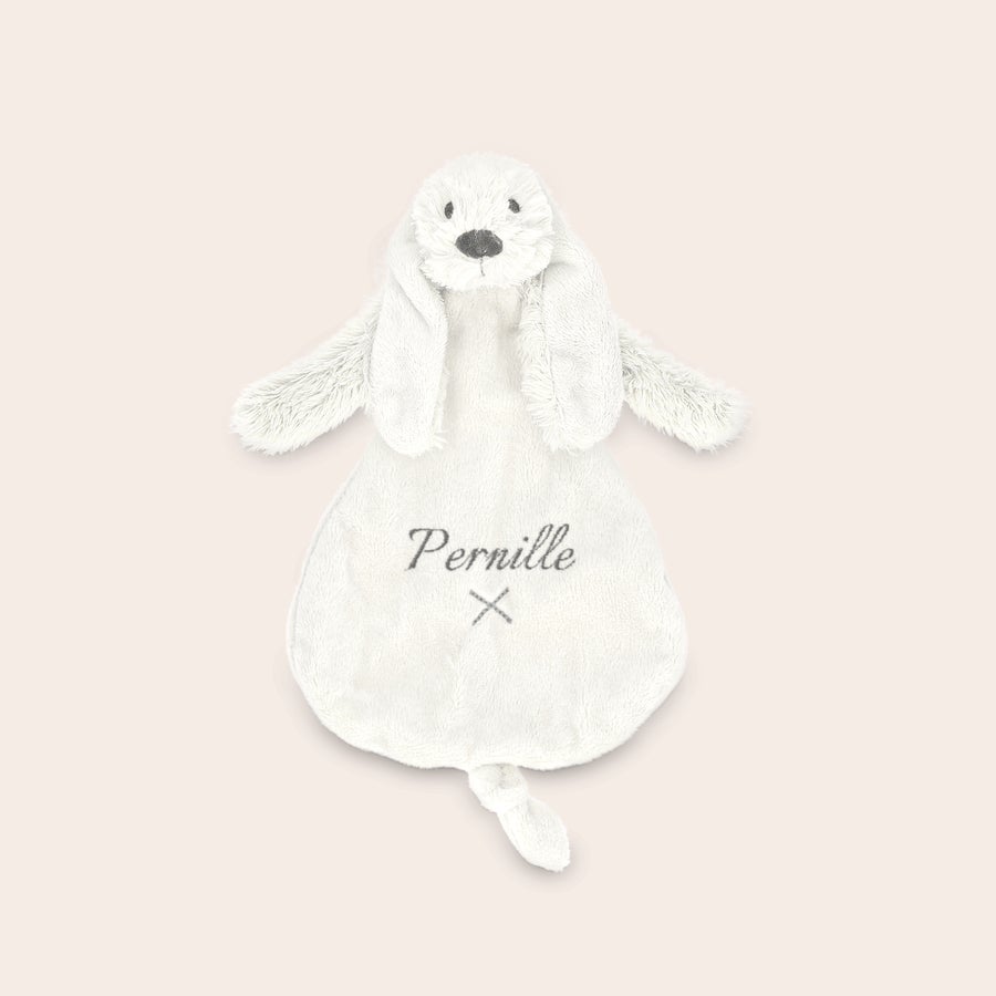 Personlig Rabbit Richie kosekanin Hvit Rabbit Richie kosekanin med brodert navn "Pernille" og et kryss på magen, myk tekstur.