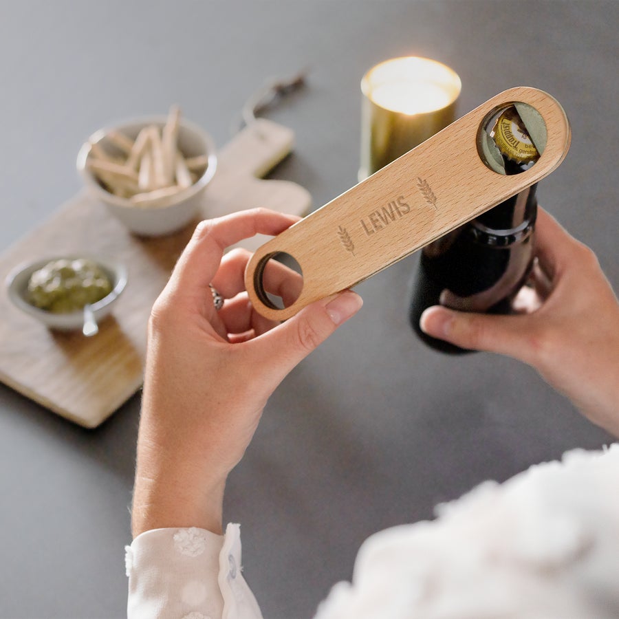 Deschizător de sticle din lemn gravat Deschizător de sticle personalizat din lemn, gravat cu numele "LEWIS" și spice de grâu, folosit pentru a deschide o sticlă de bere.