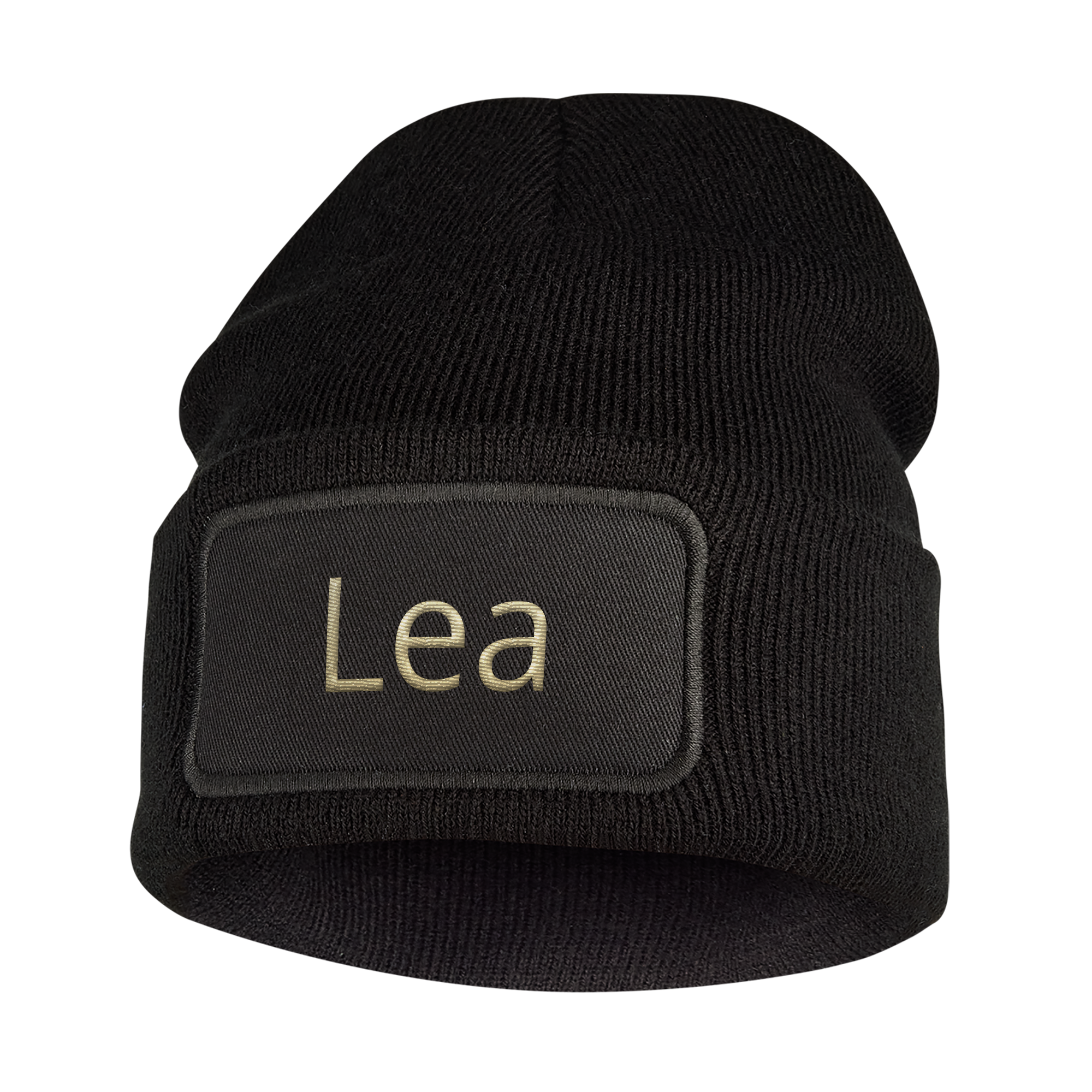 Sort beanie med guld-broderet navn Lea på en sort patch. Hold ørerne varme med en cool beanie med broderet navn!