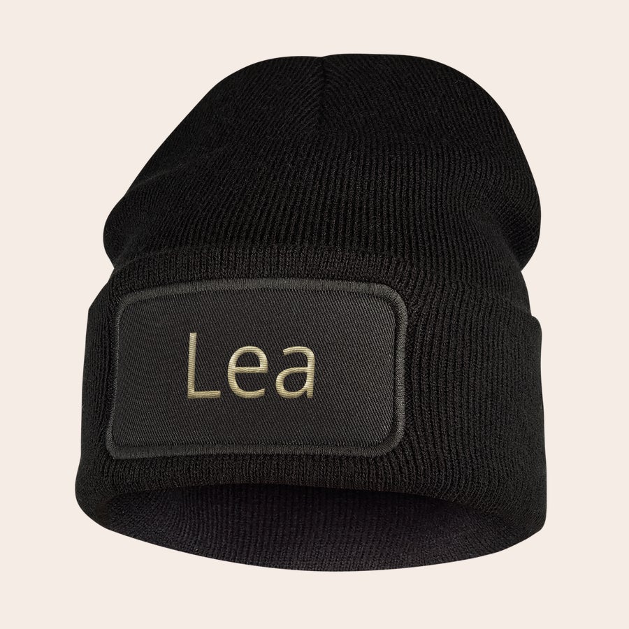 Hue med navn - Broderet Sort beanie med guld-broderet navn Lea på en sort patch. Hold ørerne varme med en cool beanie med broderet navn!