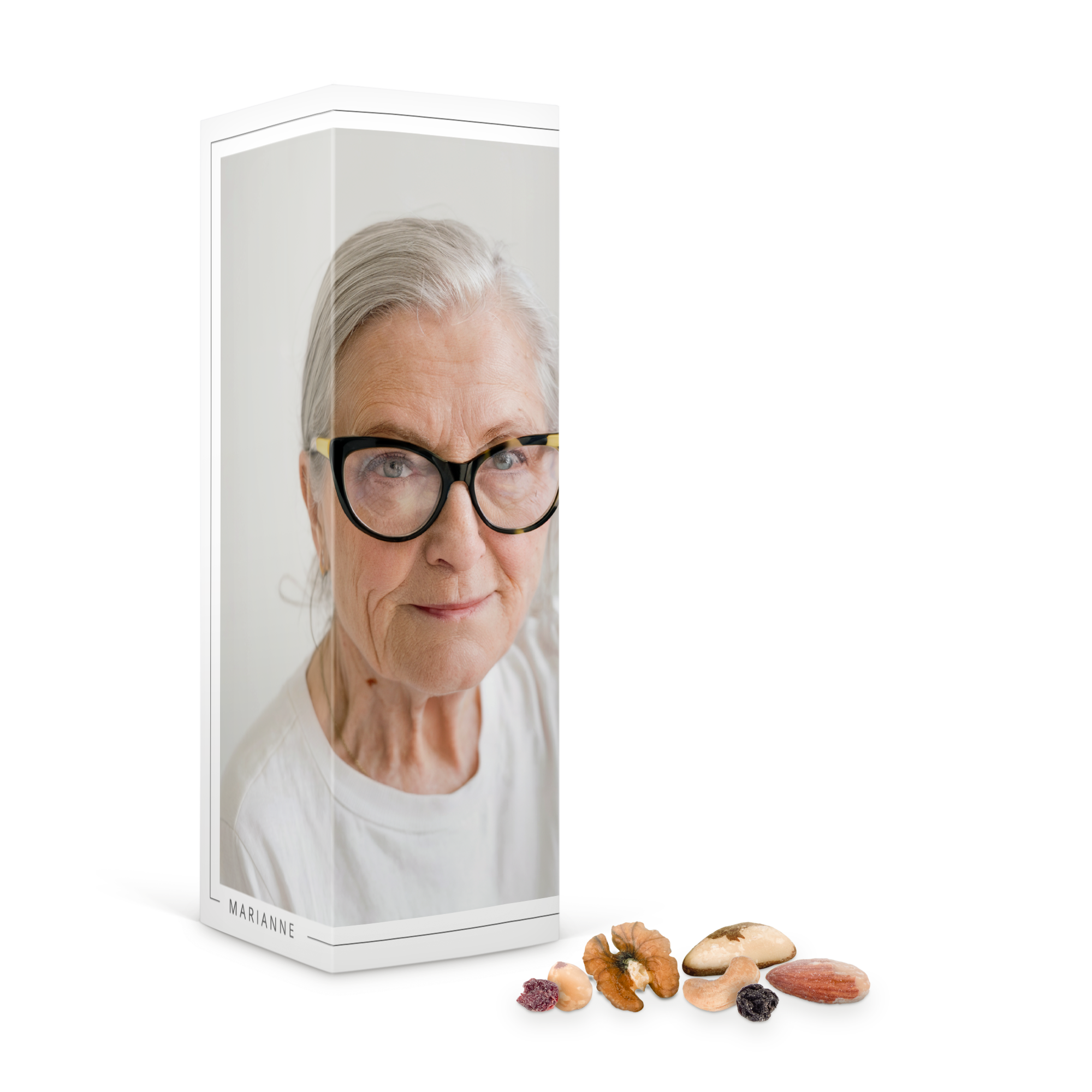 Personalisierte Geschenkbox mit Foto von Marianne und Nüssen, gedruckt mit individueller Gestaltung