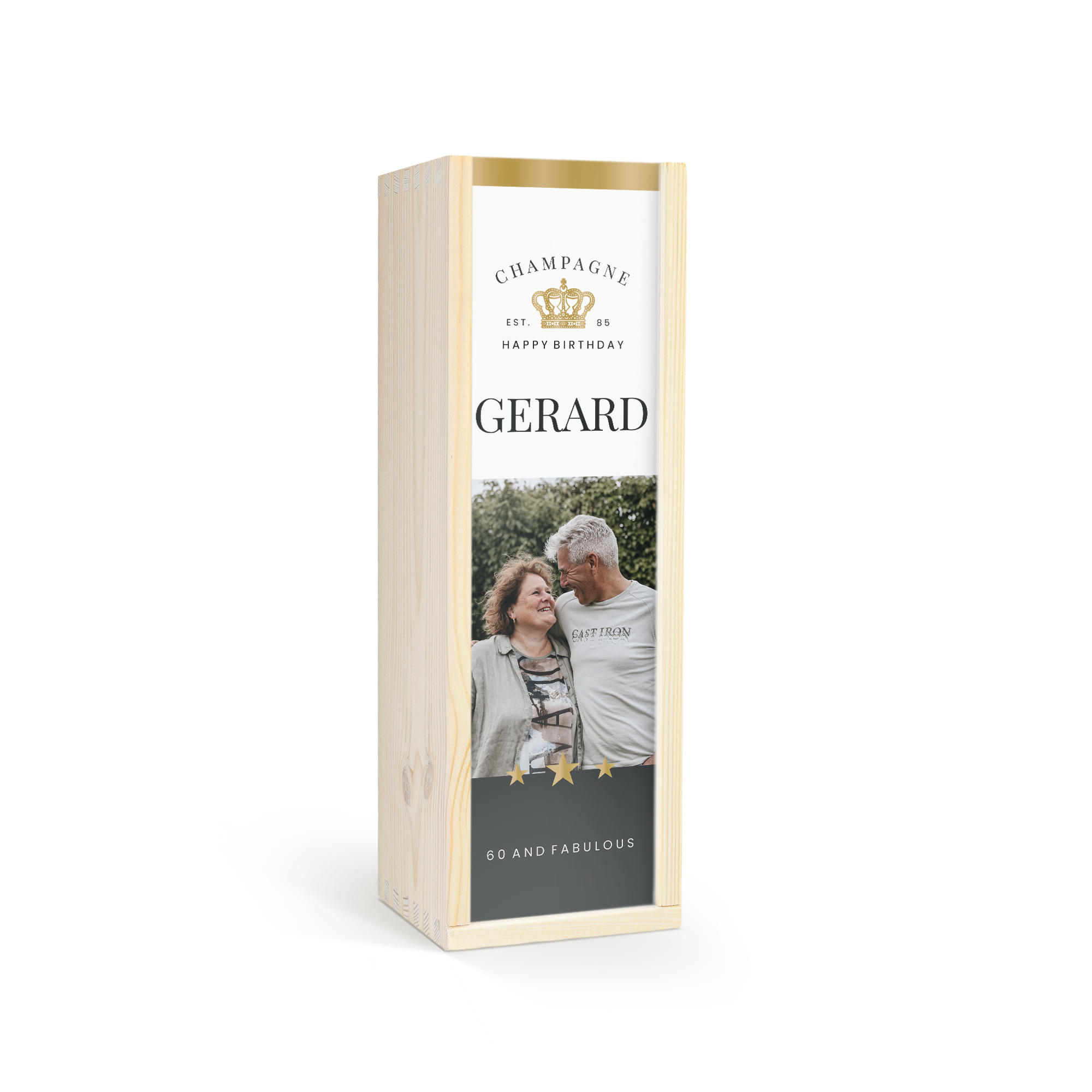 Személyre szabott fa borosdoboz Vintense alkoholmentes borral, fényképpel, Gerard névvel, és "60 and fabulous" felirattal