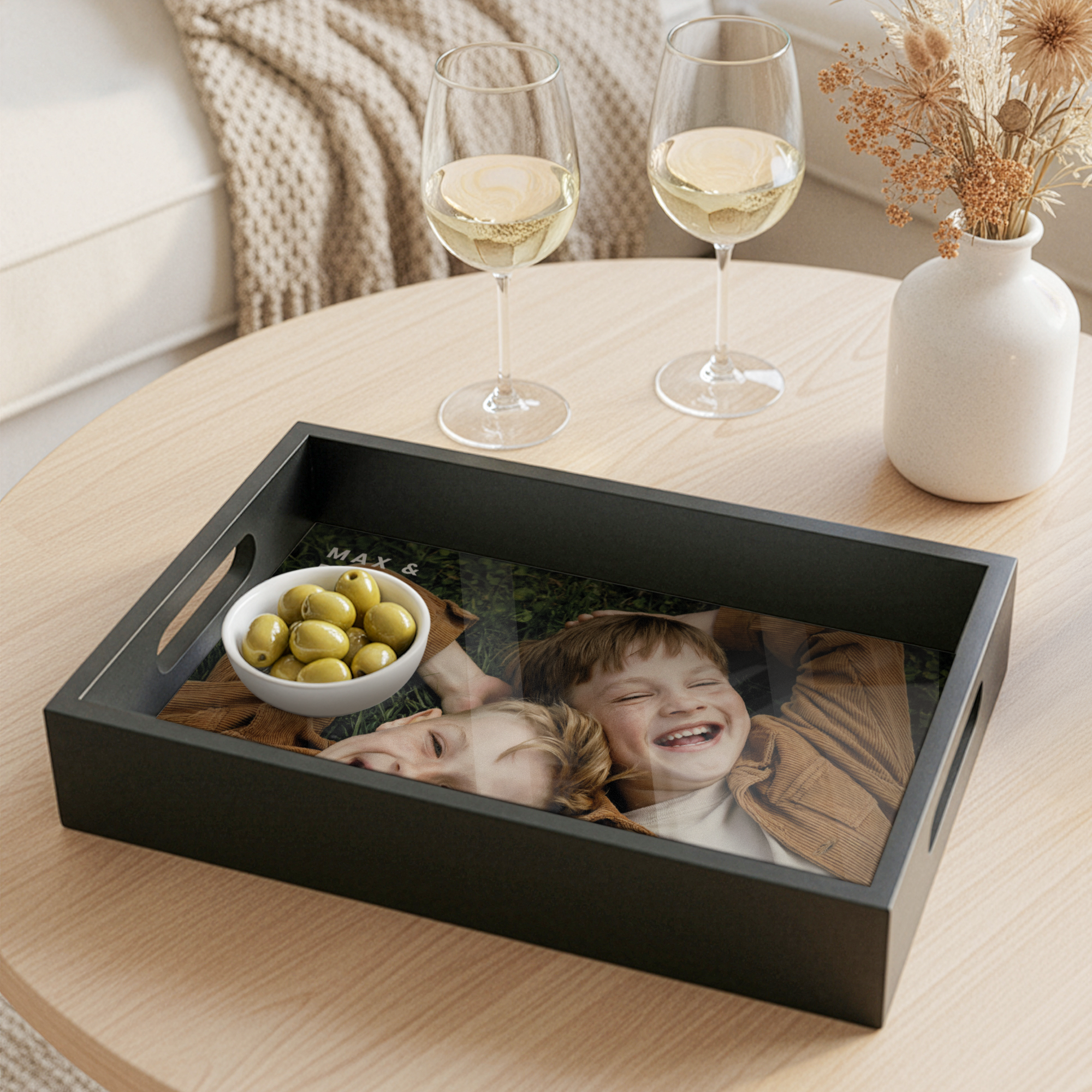 Personlig fotobakke Rektangel Sort 23,5 x 37 cm med trykt billede af to glade børn og teksten Max &