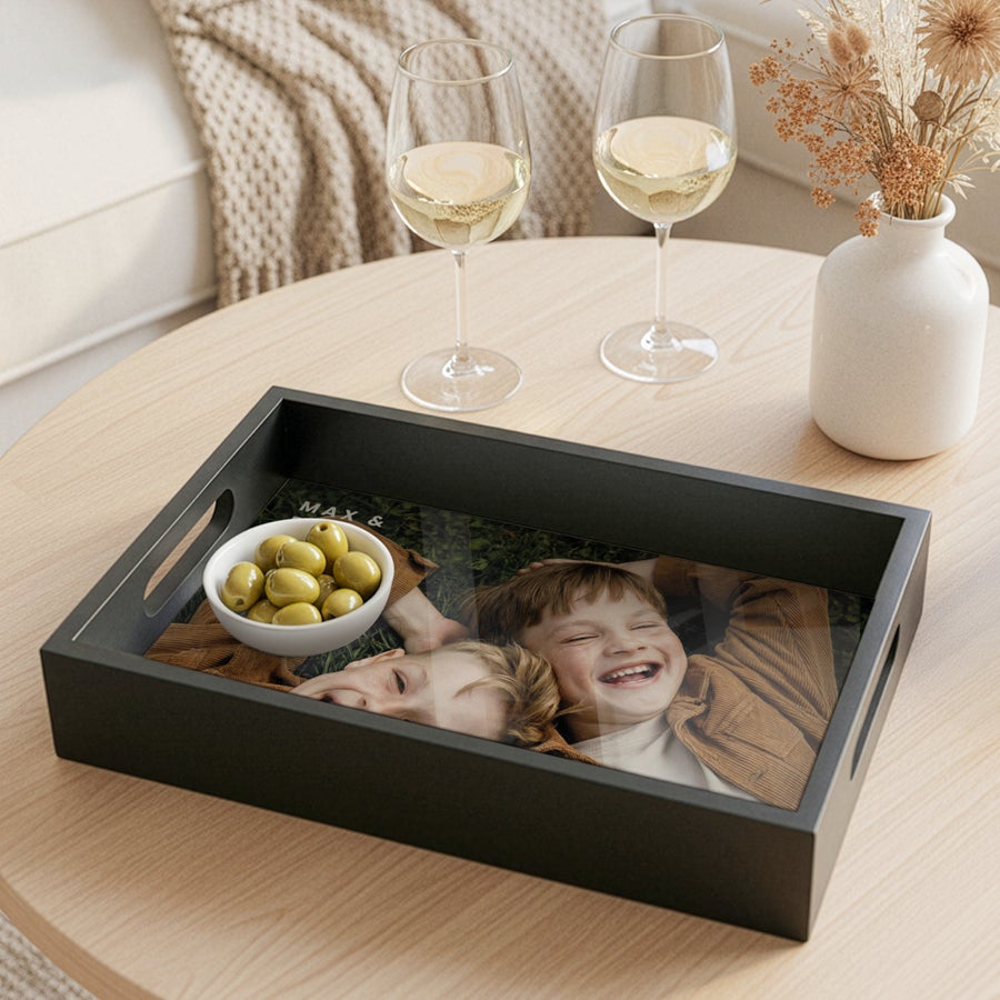 Personlig Serveringsbakke Personlig fotobakke Rektangel Sort 23,5 x 37 cm med trykt billede af to glade børn og teksten Max &
