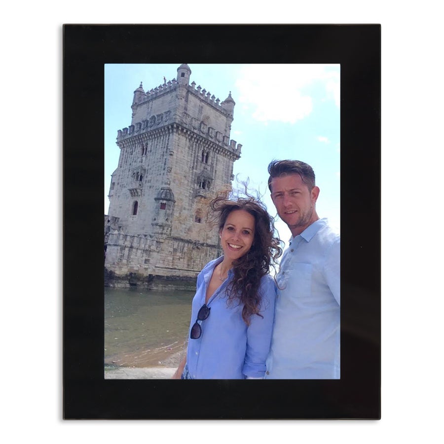 Marco de fotos de vidrio negro personalizado con una foto de pareja junto a un castillo, ideal para revivir momentos
