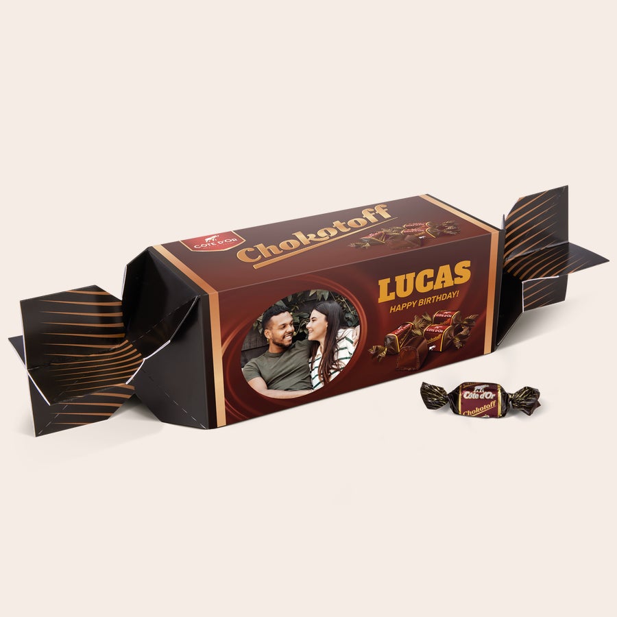Personalizirano darilo Chokotoff toffee Ta Custom Mega Chokotoff je čokoladna škatla z natisnjeno fotografijo para, imenom Lucas in sporočilom Happy Birthday.