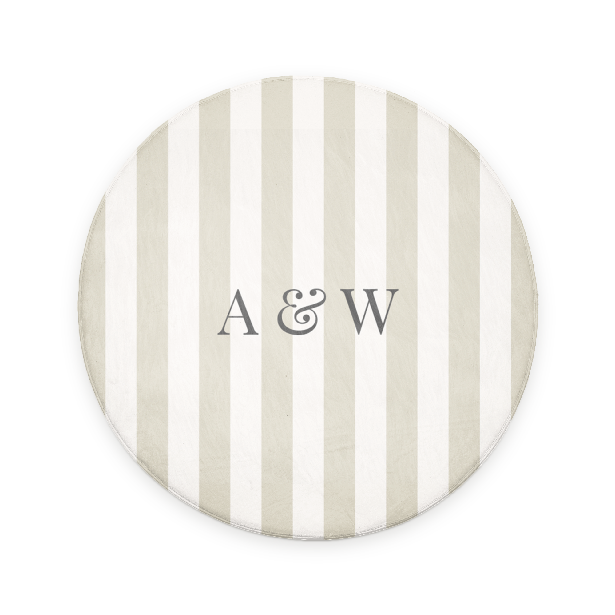 Alfombra de baño personalizada redonda con estampado de rayas beige y las iniciales A & W en el centro.