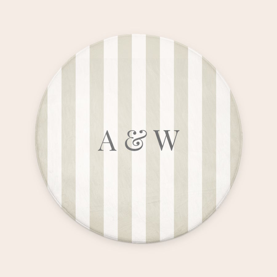 Personlig badematte - ø 70 cm Personlig badematte med striper og initialer A & W trykt, perfekt for et personlig fristed.