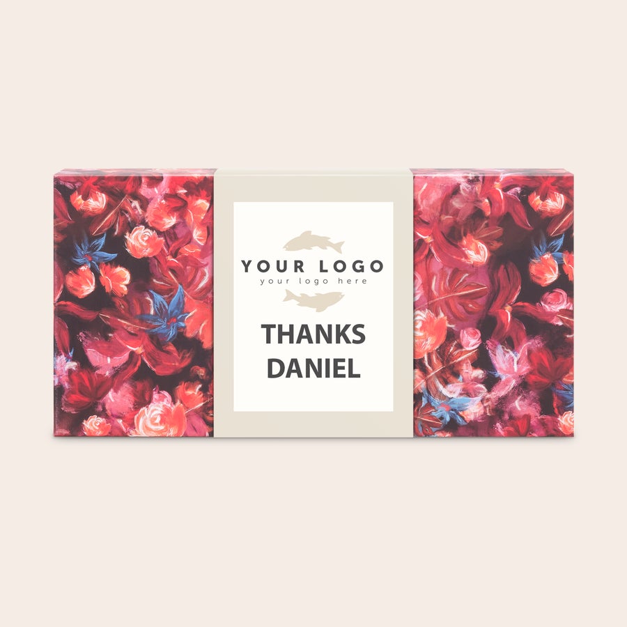Velværegavesett - personlig gjestehåndkle Velværegavesett i boks med blomstermønster og personlig trykt hylster med logo og tekst "THANKS DANIEL".