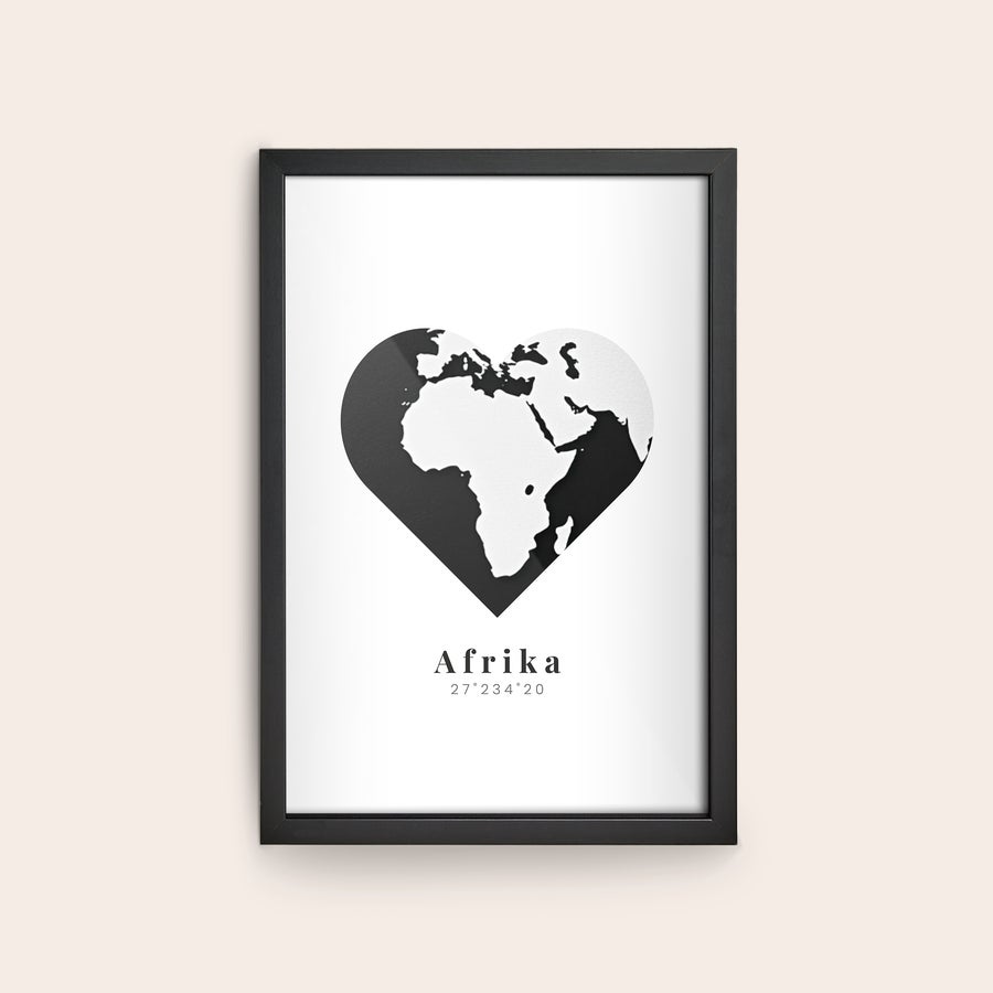 Inramat foto En affisch med en snygg svart träram. Tryckt karta över Afrika formad som ett hjärta med text Afrika och koordinater.