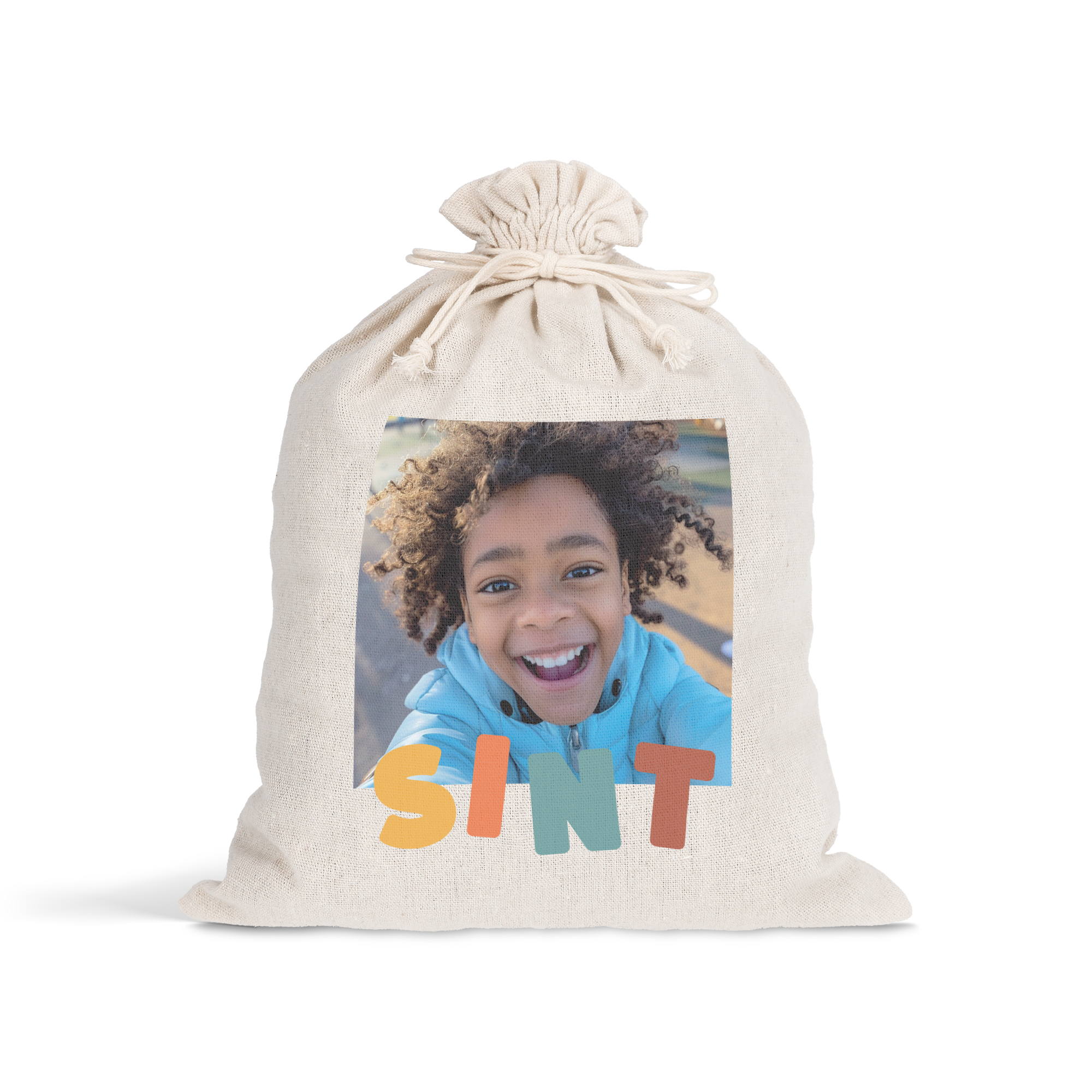 Gepersonaliseerd katoenen zakje, bedrukt met een vrolijke foto en de tekst 'SINT' in gekleurde blokletters, perfect voor Sinterklaas cadeautjes.