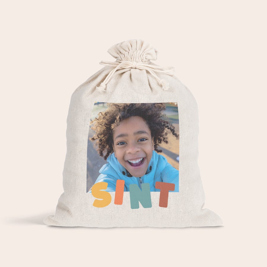 Pepernoten zakje bedrukken Gepersonaliseerd katoenen zakje, bedrukt met een vrolijke foto en de tekst 'SINT' in gekleurde blokletters, perfect voor Sinterklaas cadeautjes.