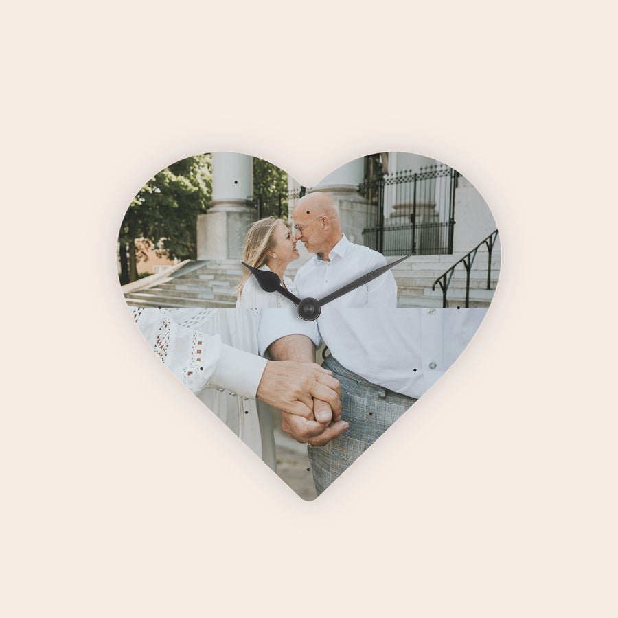 Clock - Heart Srdcové hodiny s fotografií páru držího se za ruce, vytvořte si osobní hodiny s vlastní fotografií a textem.