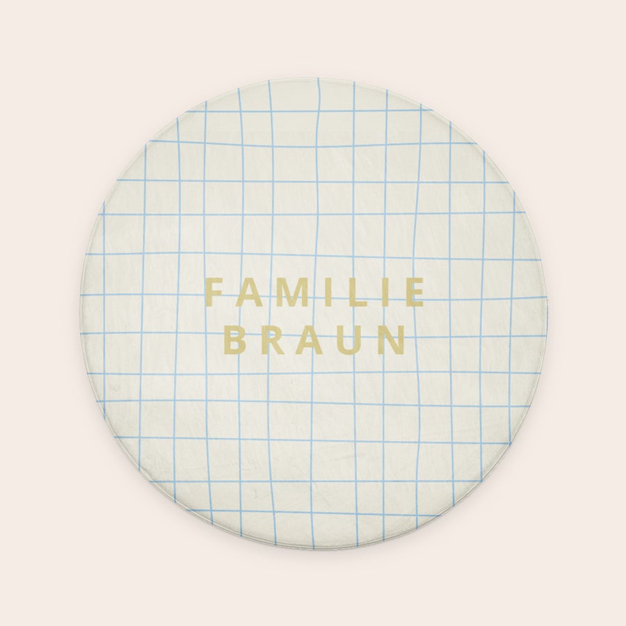 Personalisierte Badematte – ø 70 cm Runde, personalisierte Badematte mit blauen Karos und dem aufgedruckten Text "FAMILIE BRAUN" in Gold, macht jedes Badezimmer zu einer persönlichen Oase.