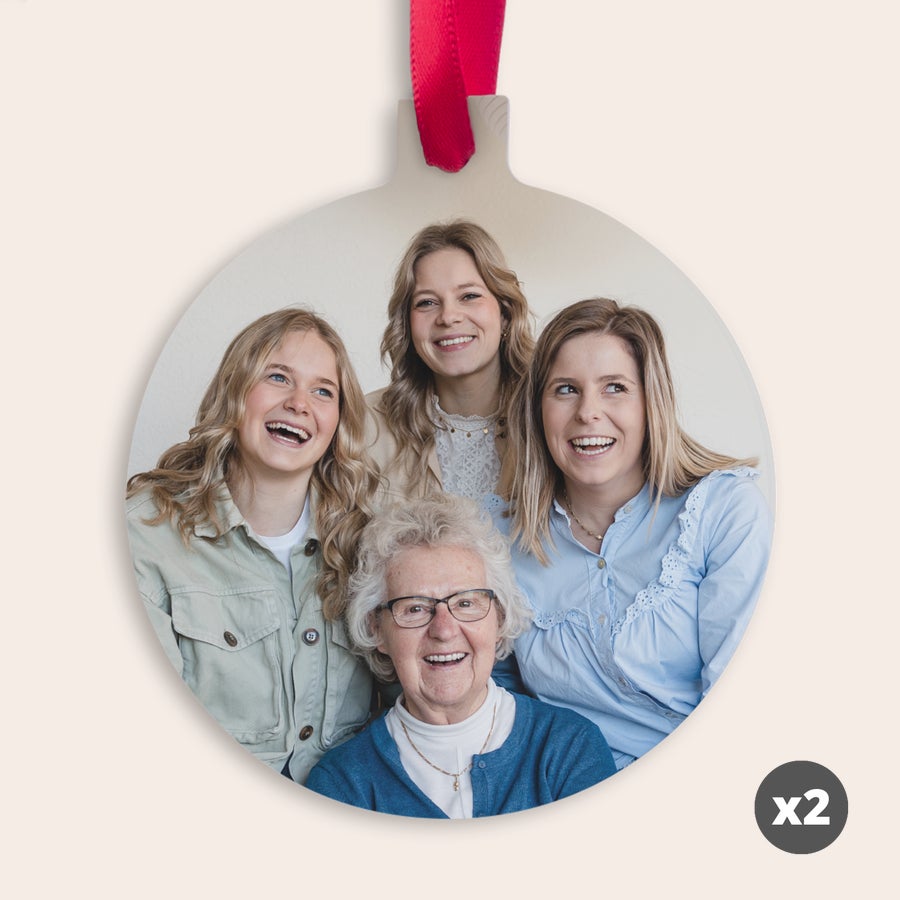 Kersthanger met foto Aluminium kersthanger met dubbelzijdig geprinte familiefoto, rood lintje bovenaan