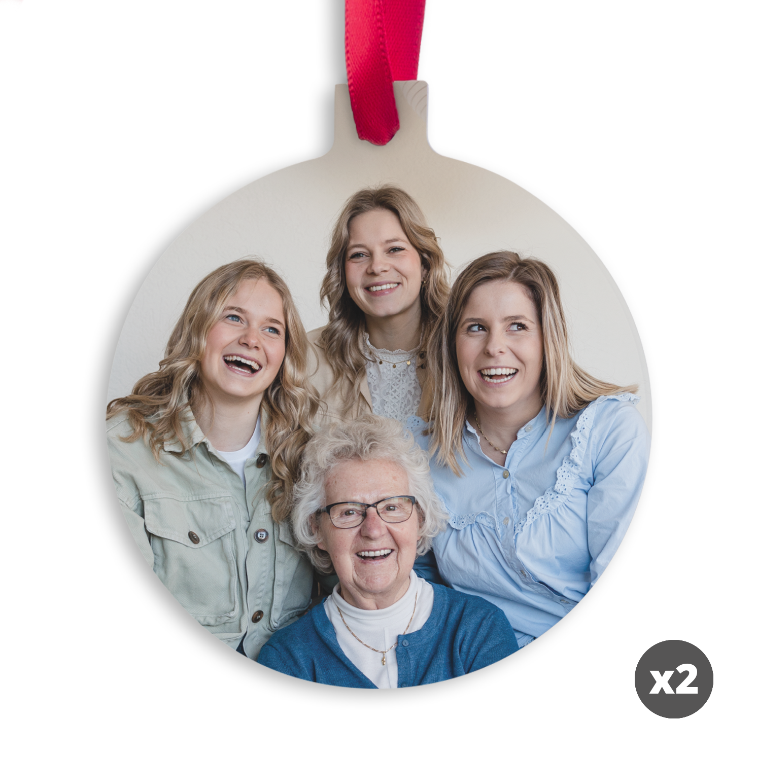 Ornament de Crăciun din aluminiu, personalizat cu fotografia unei familii și panglică roșie. Surprinde-i cu ornamente unice de Crăciun.
