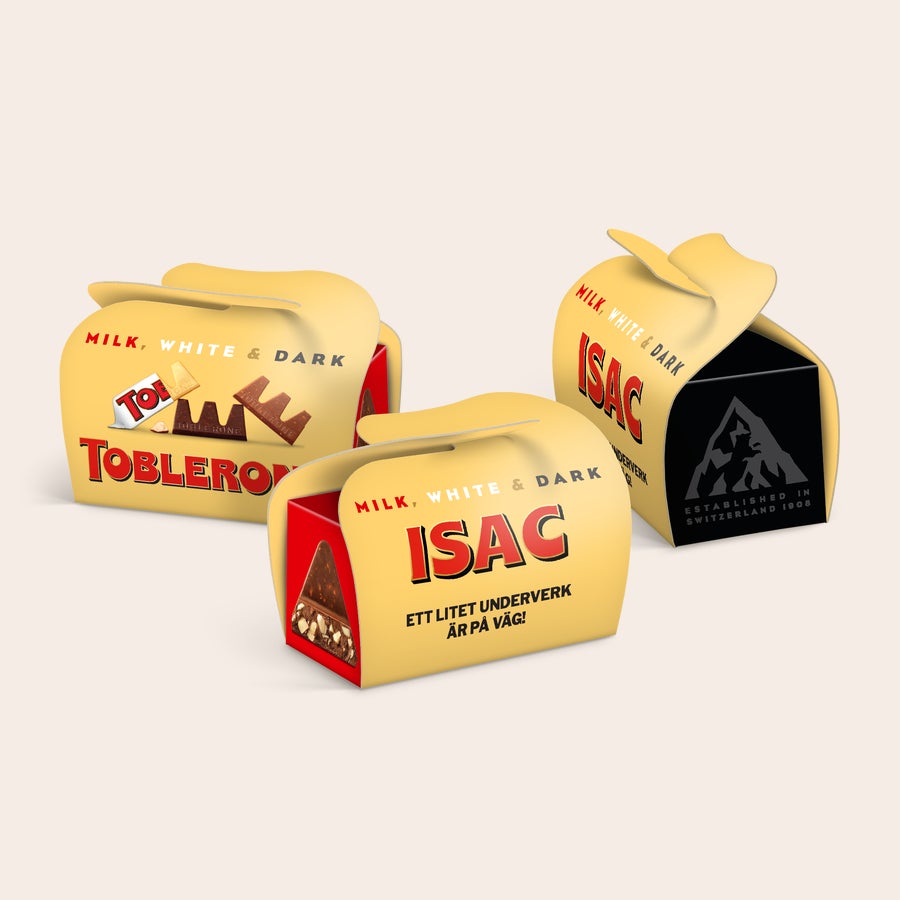 Personliga Toblerone multipack-tjänster i miniformat Personliga chokladgodisar: Tre Toblerone presentaskar med texten "ISAC" och "Ett litet underverk är på väg", tryckta för att skapa oförglömliga stunder.