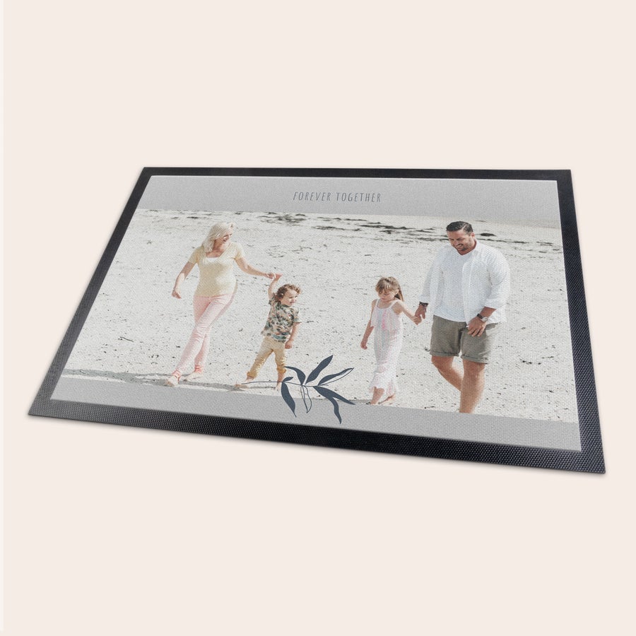 Preș ușă Covoraș personalizat imprimat cu o fotografie de familie pe plajă și textul Forever Together.
