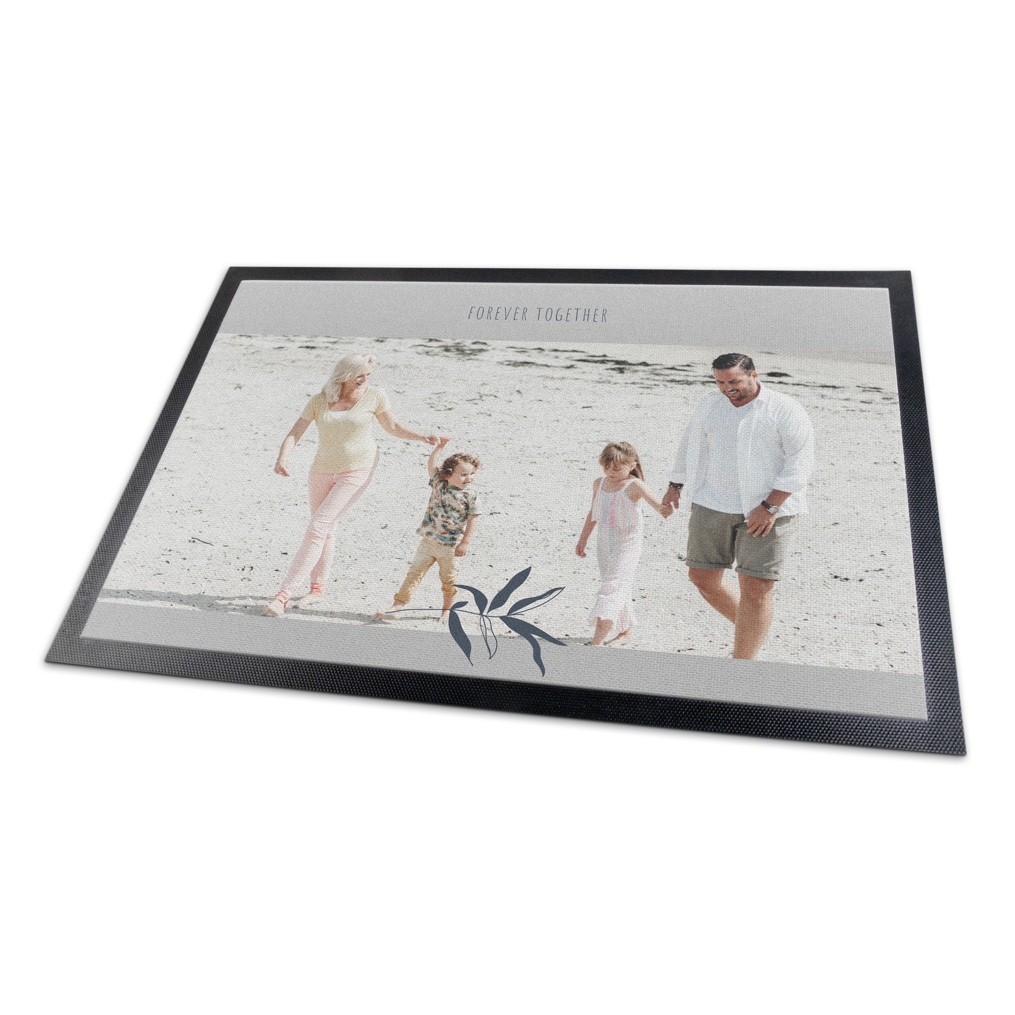 Personalisierte Fußmatte, bedruckt mit einem Familienfoto am Strand und dem Text "FOREVER TOGETHER", eine einzigartige personalisierte Fußmatte