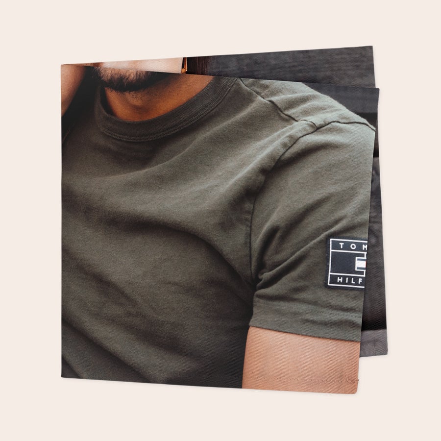 Servetter med tryck En uppsättning personliga servetter i bomull och polyester med tryckt bild på en person som bär en grön t-shirt, perfekt för att få en festlig dukning.