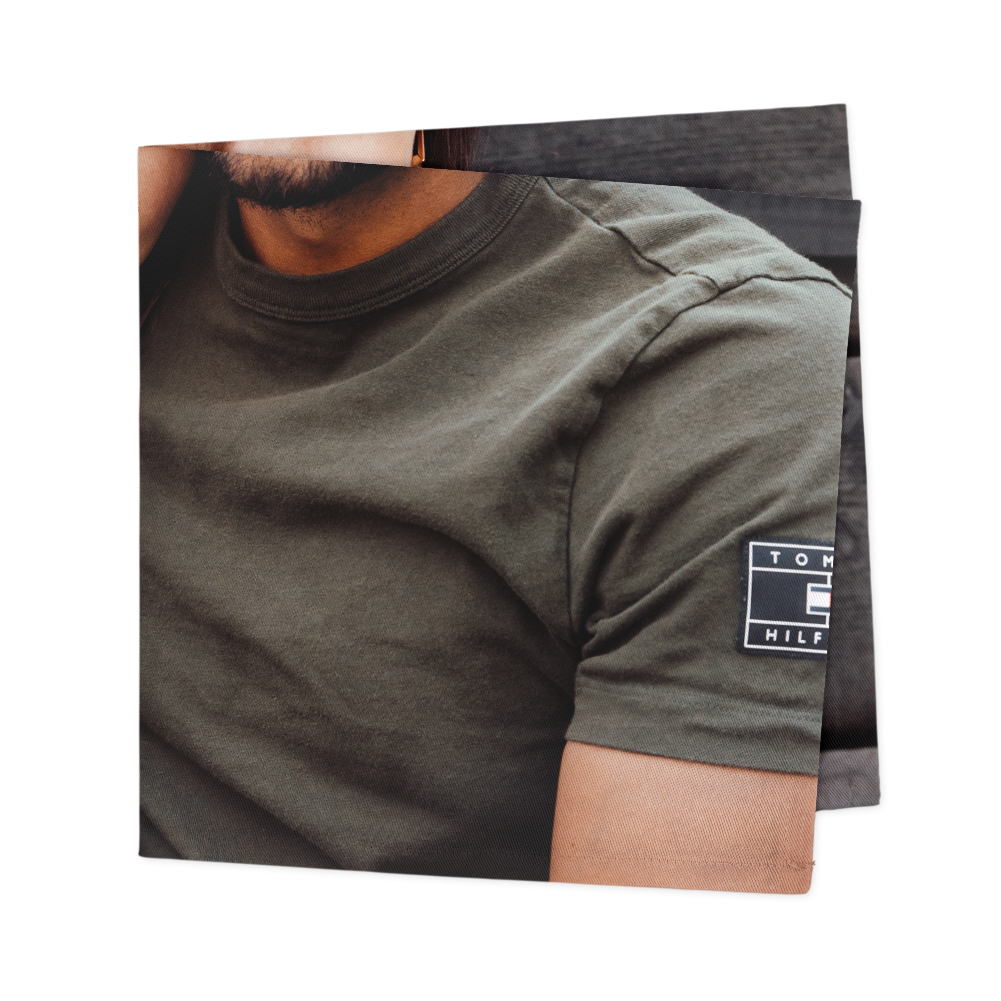 Sæt foldede servietter med print af en mand i en grøn t-shirt og mulighed for dit eget design.