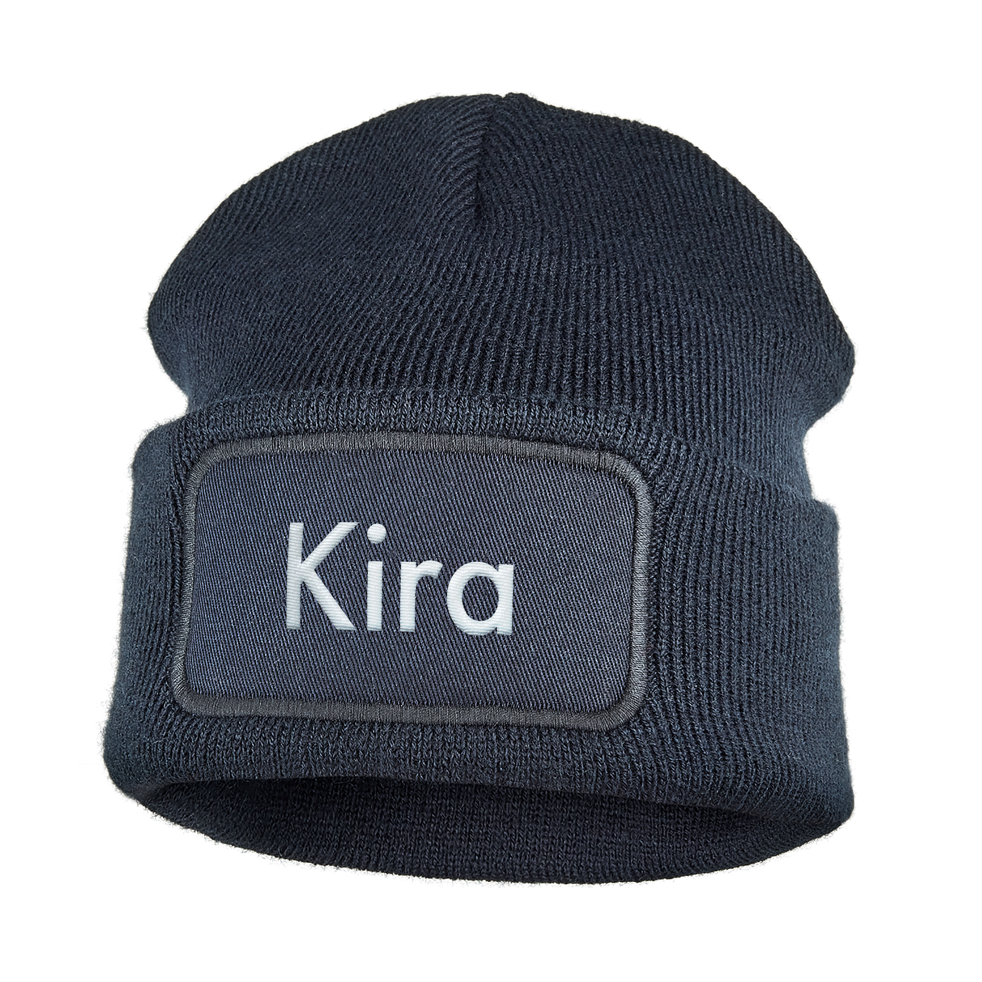 Dunkelblaue Mütze mit Namen Kira, weiß aufgestickt auf einem dunkelgrauen Textilpatch, um kalte Ohren zu vermeiden.