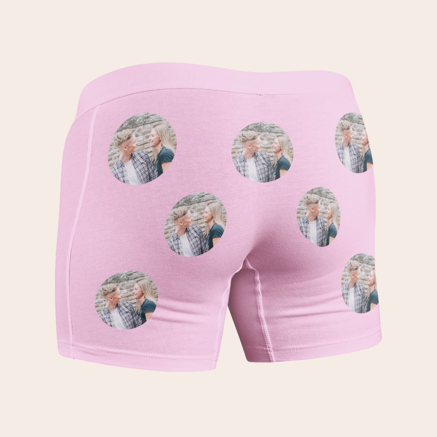 Calzoncillos con foto Calzoncillos rosa claro con una pareja sonriente impresa en un patrón repetido. Regala unos divertidos calzoncillos personalizados con una foto.