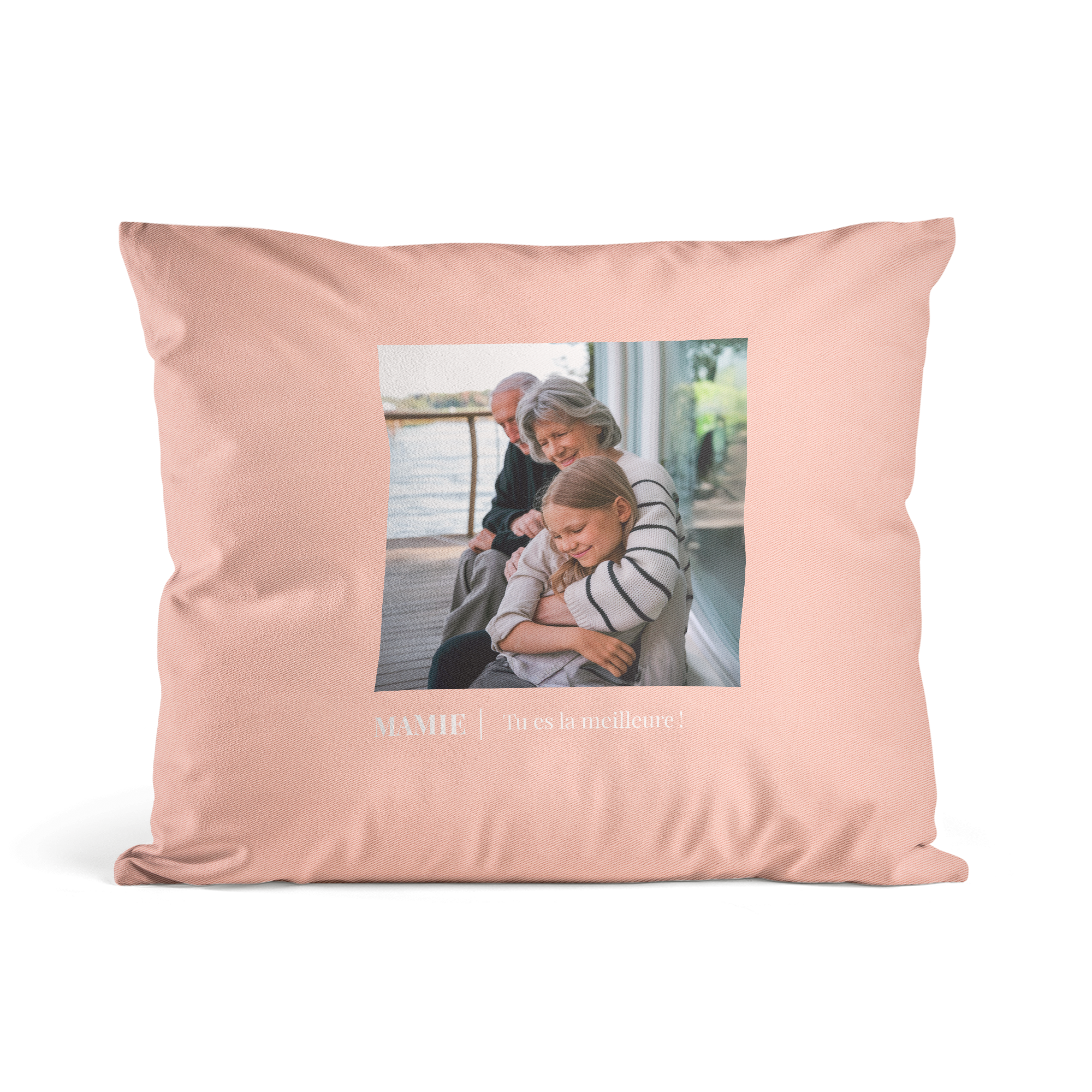 Coussin couleur rose imprimé avec photo d'une grand-mère et sa petite-fille, texte personnalisé Mamie tu es la meilleure !