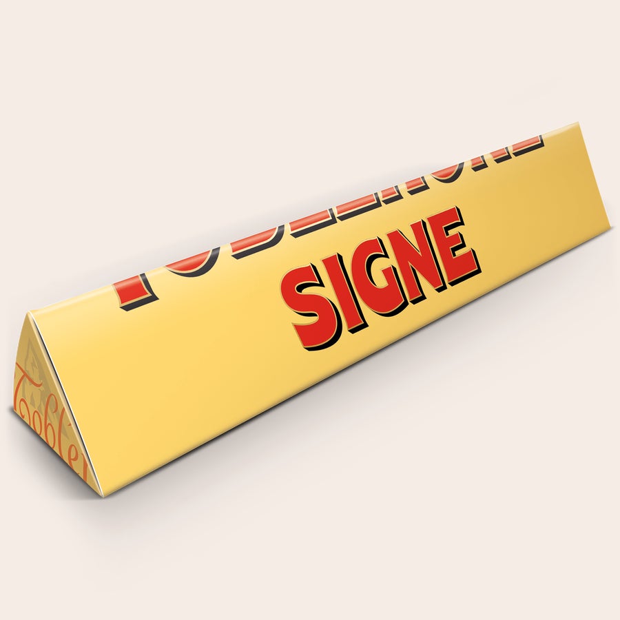 Toblerone XXL med namn En personaliserad Toblerone XXL med namnet SIGNE tryckt i rött på förpackningen.