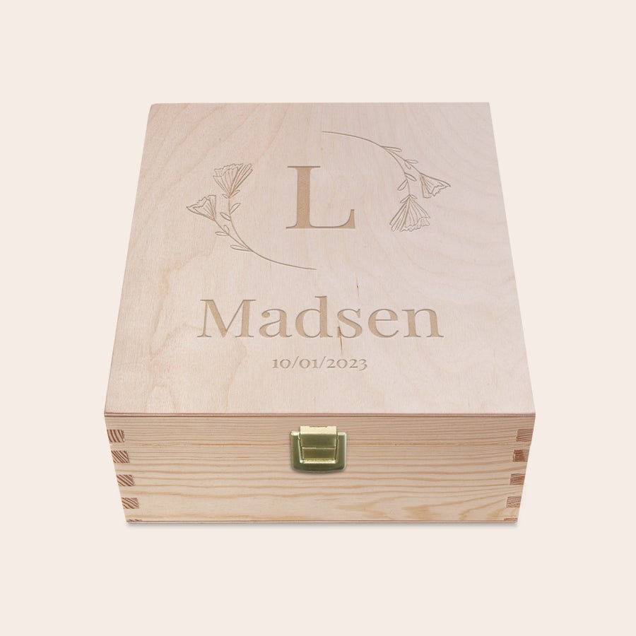 Personlig mindeæske i træ Lav en særlig indgraveret mindeæske i træ med navnet Madsen, initialet L og datoen 10/01/2023.