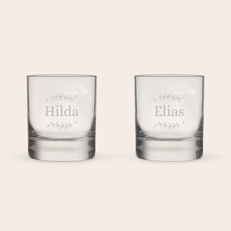 Spritglas Två graverade whiskyglas i glas med namnen Hilda och Elias, samt slingrande blad och kvistar.