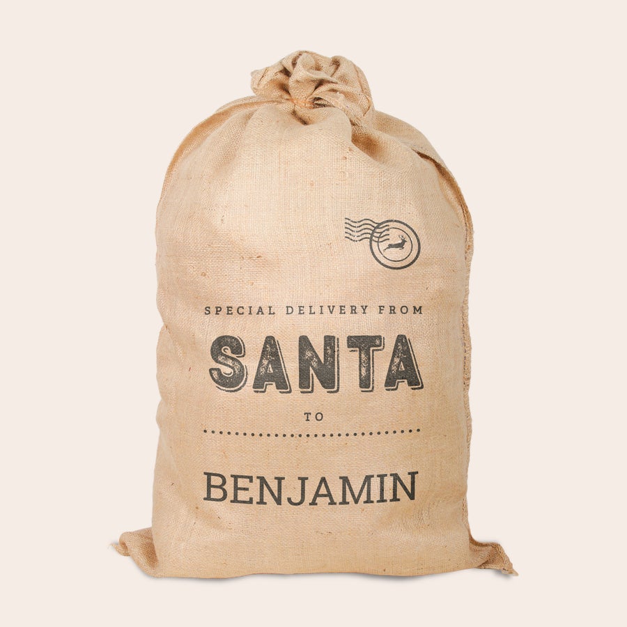 Personlig jute jul säck Jutsjulsäck tryckt med texten "SPECIAL DELIVERY FROM SANTA TO BENJAMIN" och en renstämpel med en ren för att samla alla julklappar i en unik jutsjulsäck tryckt med ett namn.