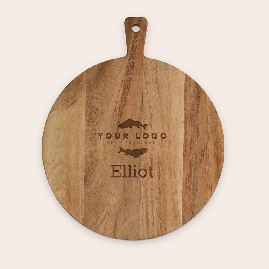 Platou din lemn aperitiv personalizat Platou de lemn rotund, cu mâner, gravat cu numele Elliot și un logo personalizat, ideal pentru servit gustări.