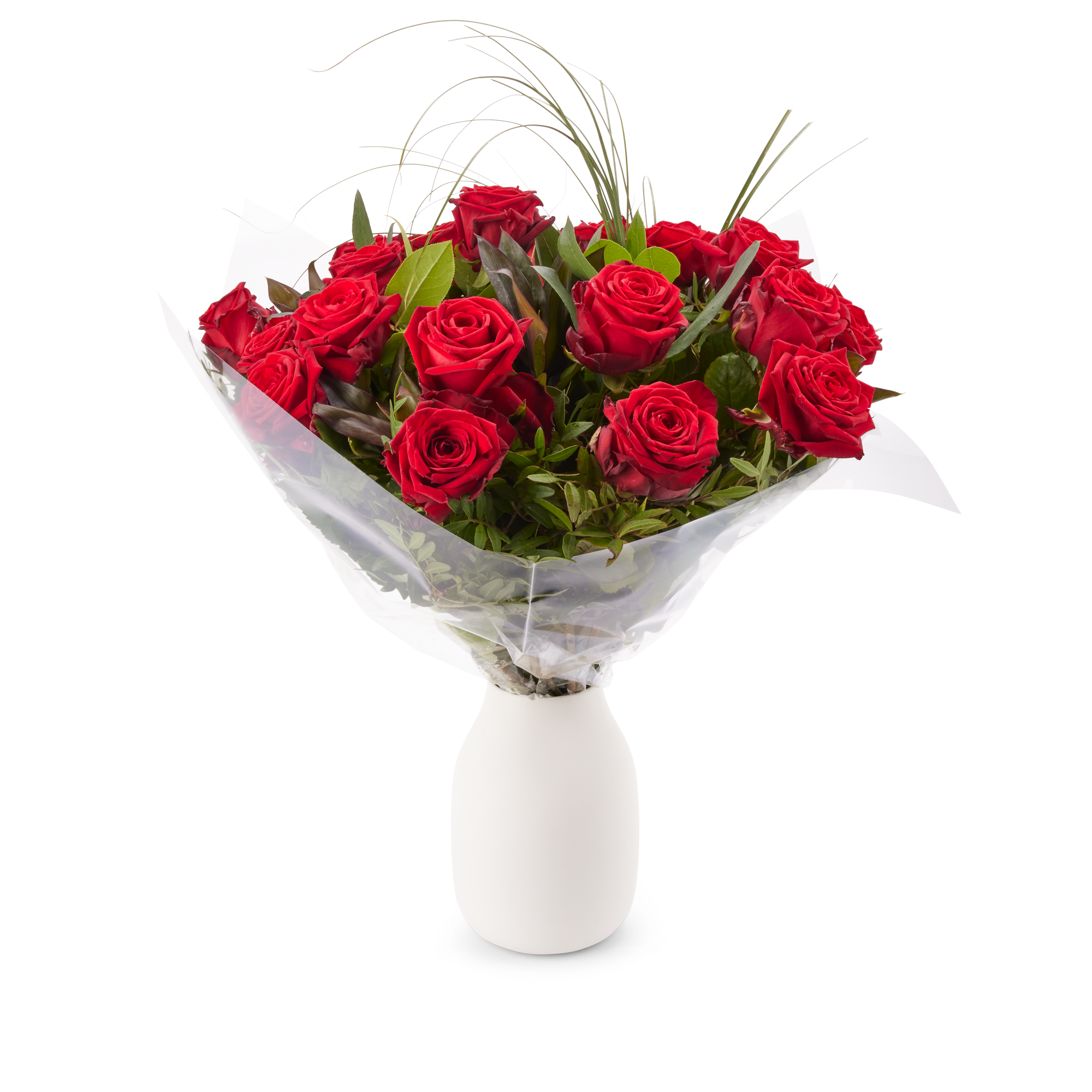 Boeket rode rozen in cellofaan met groen en gepersonaliseerd gratis cadeaukaartje