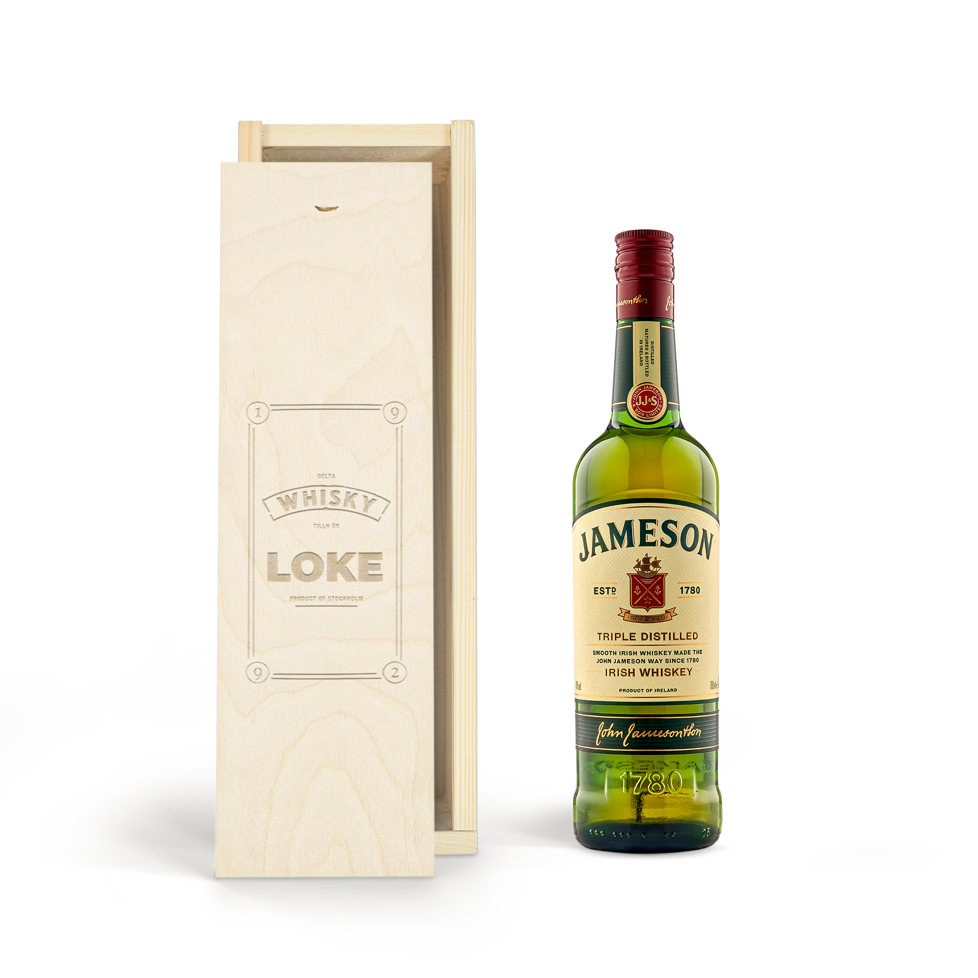 Flaska Jameson whisky bredvid en graverad träask med namnet "Loke" och texten "Whisky"