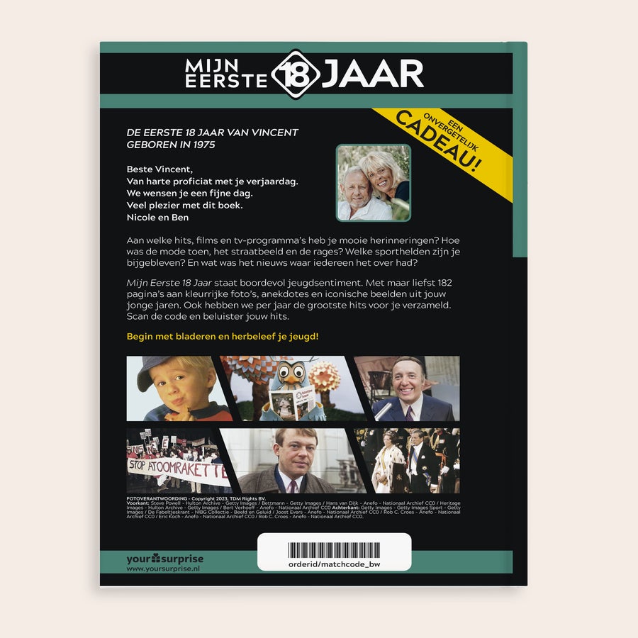 Geboortejaar boek - Mijn eerste 18 jaar Open boek Mijn Eerste 18 Jaar met gepersonaliseerde naam Vincent, geboortejaar 1975 en foto van een ouder koppel, voor een trip down memory lane.