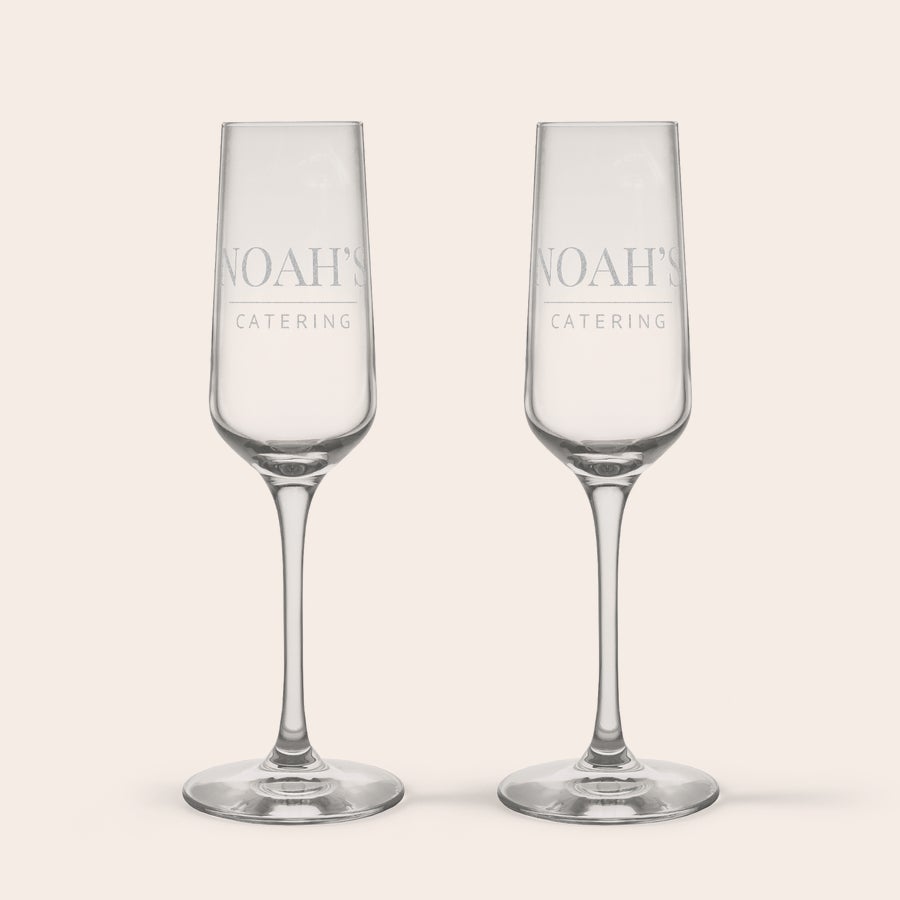 Copas de champán grabadas Par de copas de champán de cristal grabadas con el texto personalizado Noah's Catering.