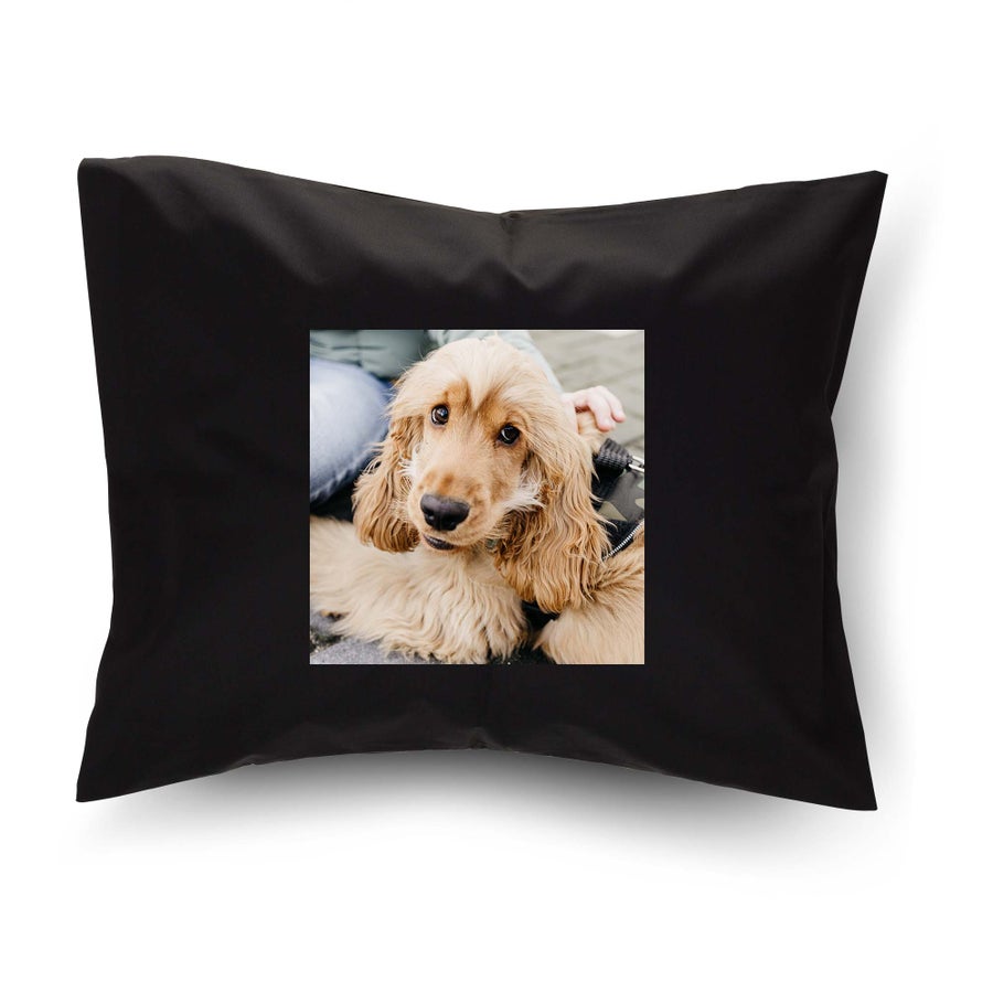 Schwarzes weiches Kissen mit Foto von einem Hund, personalisiert als Überraschung für deine Liebsten