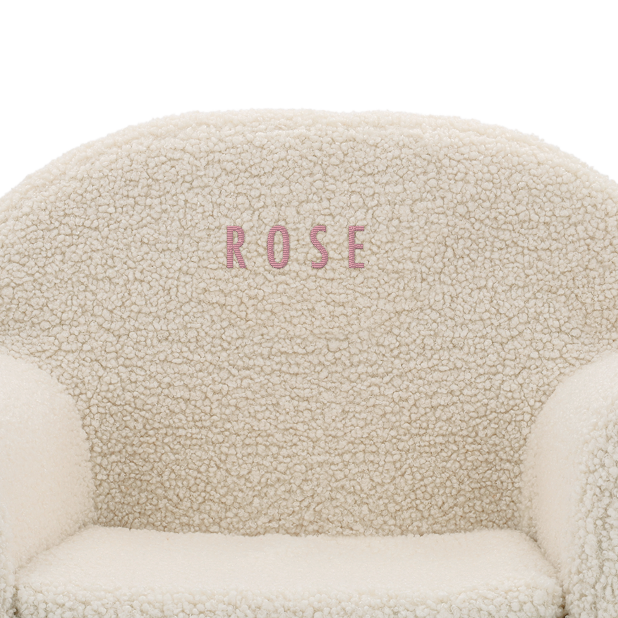 Cadeira de pelúcia infantil personalizada na cor creme, com nome bordado em rosa.