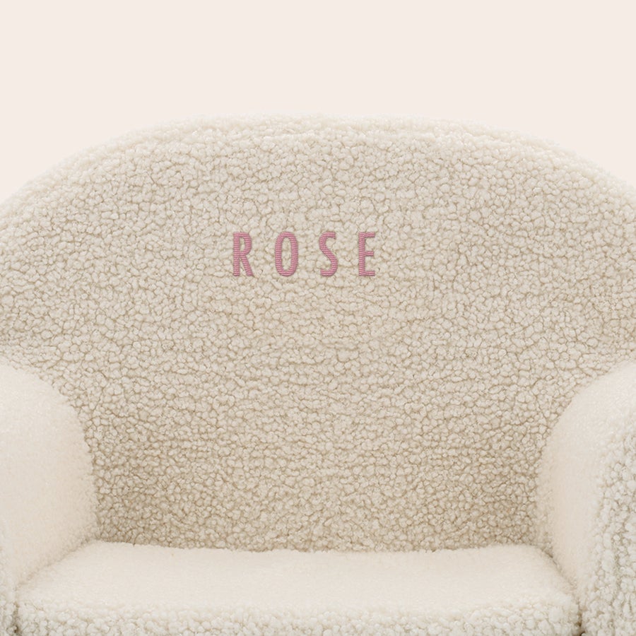 Dziecięce krzesło z pluszowego materiału Personalizowany dziecięcy fotel Teddy Chair z imieniem Rose, wyhaftowanym różowym tekstem