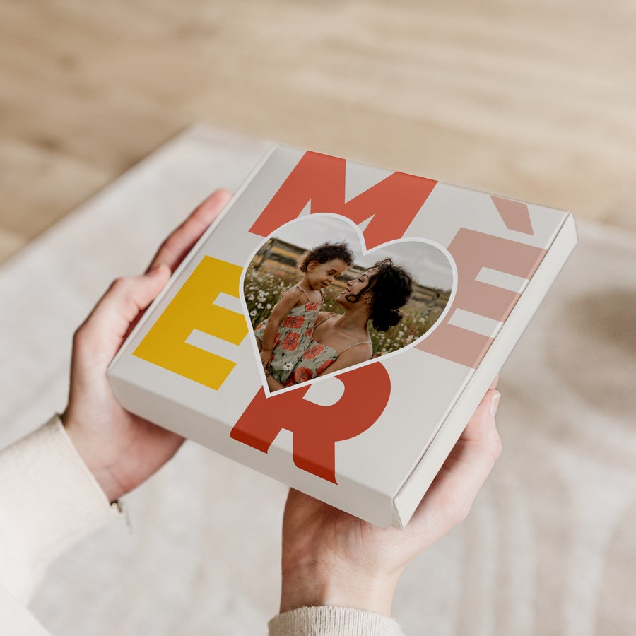 Chocolat Milka Fête des mères Coffret Milka Pralinés Fête des Mères Cœurs 110g personnalisé avec une photo imprimée en forme de cœur sur le couvercle