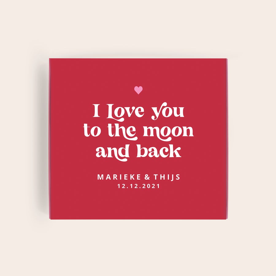 Milka Pralines Love Rode Milka giftbox, bedrukt met de tekst I love you to the moon and back, namen Marieke & Thijs en de datum 12.12.2021. Liefde gaat echt door de maag met een unieke Milka giftbox met jouw ontwerp.