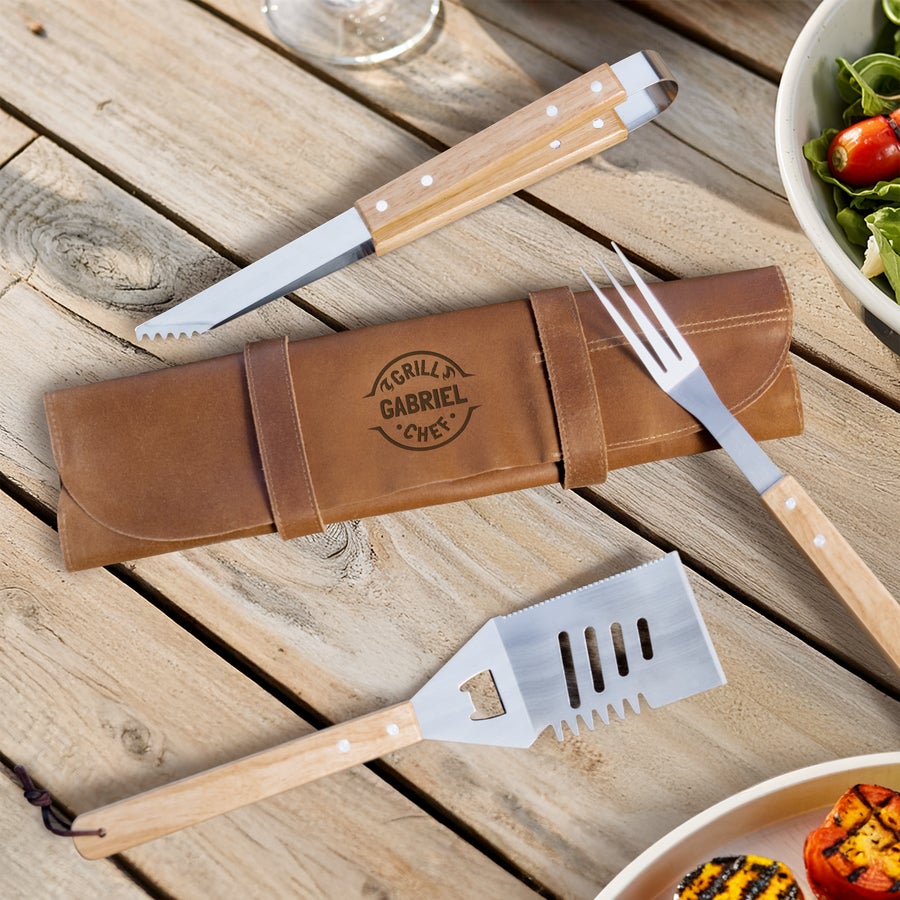 Grillaussetti nahkakotelolla ja omalla nimellä - Kaiverrus Grillaussetti nahkakotelolla ja omalla nimellä - Kaiverrus