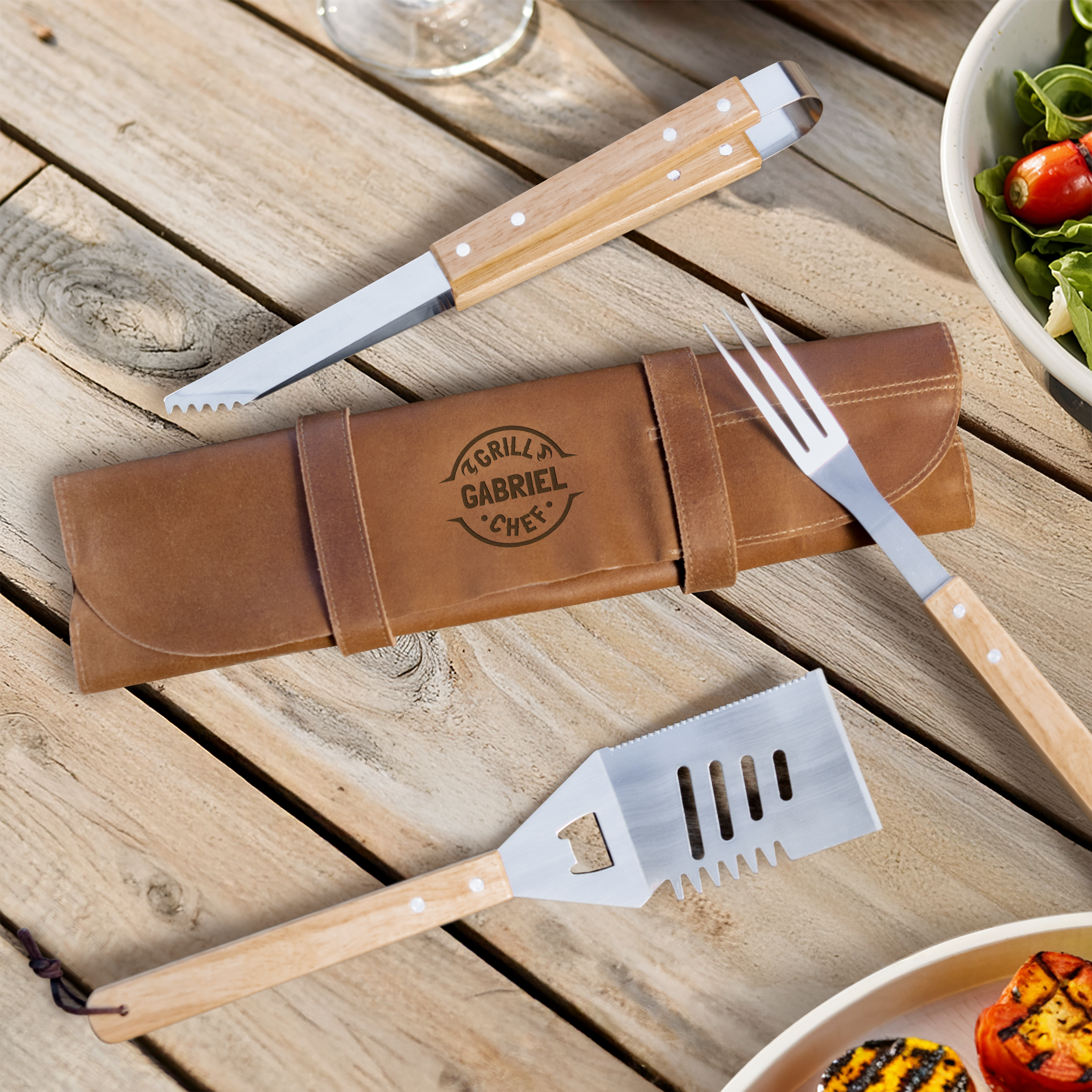 Braunes Grillbesteck in personalisierter Ledertasche mit Lasergravur "Grill Gabriel Chef" für den Grillmeister