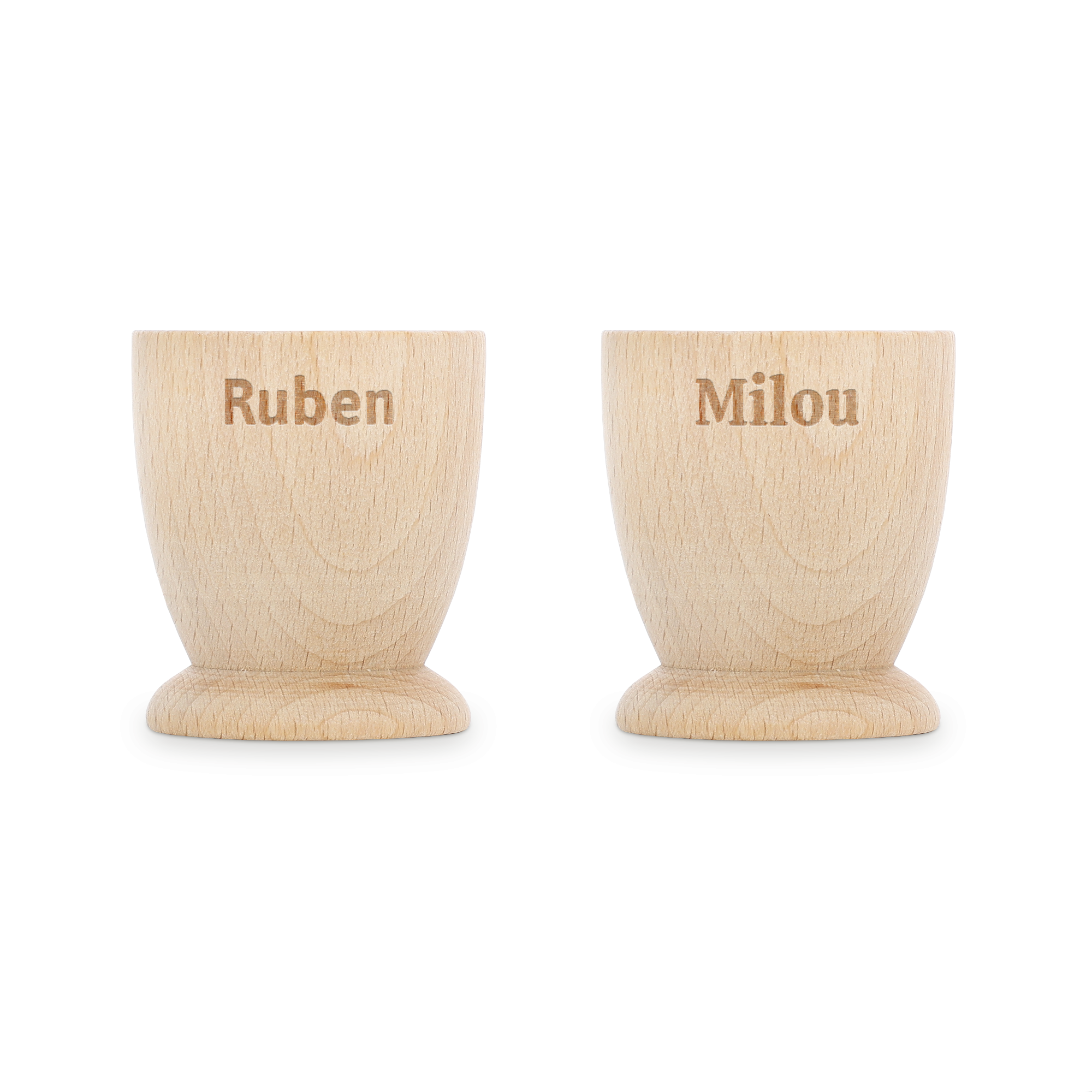 Twee gepersonaliseerde eierdopjes van beukenhout, gegraveerd met de namen Ruben en Milou. Deze maken het ontbijt onvergetelijk.