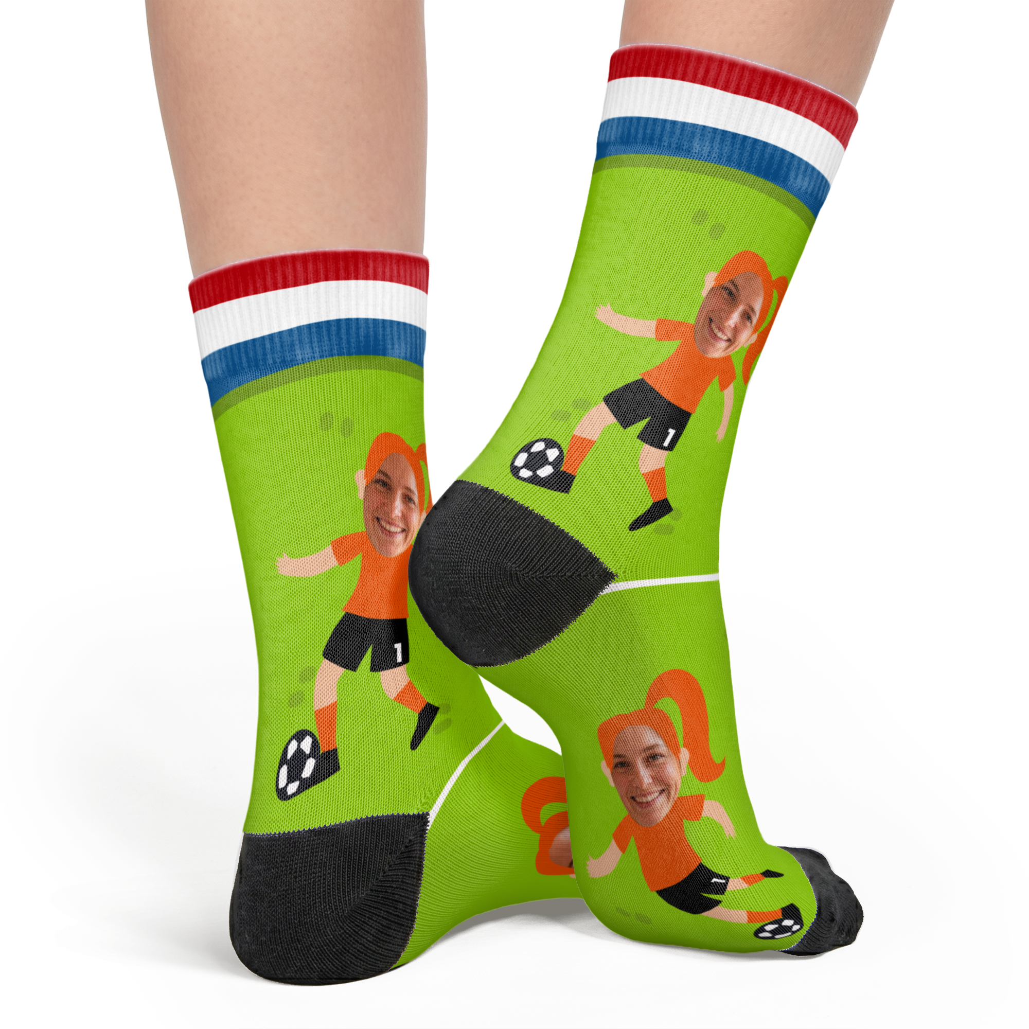 Volledig bedrukte WK-sokken – 35-38 met een gepersonaliseerde foto van een gezicht op een voetbalpoppetje, op een groen voetbalveld met rood wit blauwe boorden.