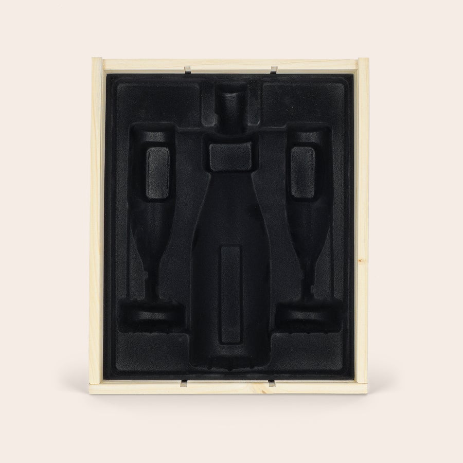 Ambalaje personalizate pentru șampanie O cutie de lux din lemn cu imprimeu personalizat, cu spațiu negru pentru o sticlă și 2 pahare de șampanie.