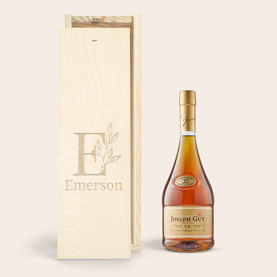 Cognac i graveret trækasse - Joseph Guy Joseph Guy brandy flaske i brugerdefineret trækasse, laserindgraveret med "E" og "Emerson".
