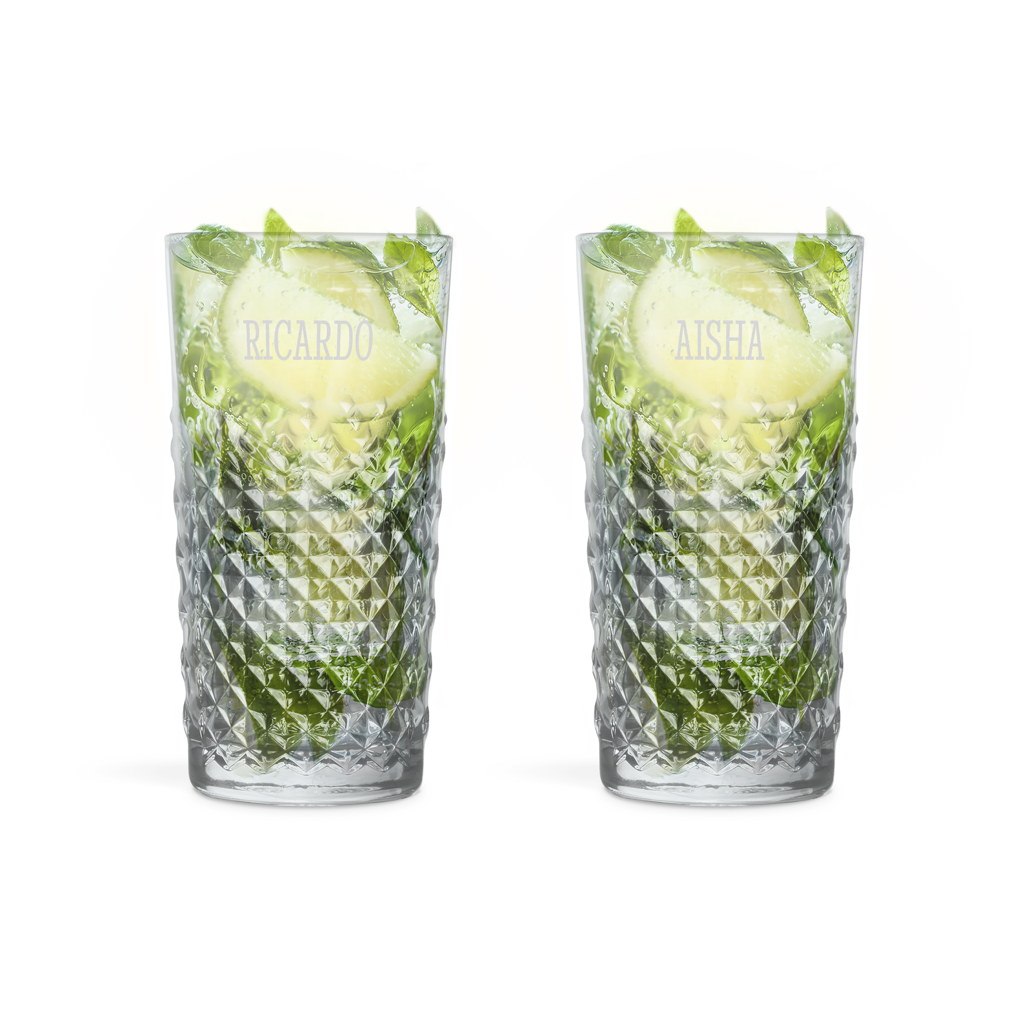 Dos copas de mojito personalizadas, una grabada con el nombre Ricardo y la otra con Aisha, llenas de mojito y adornadas con lima y menta.