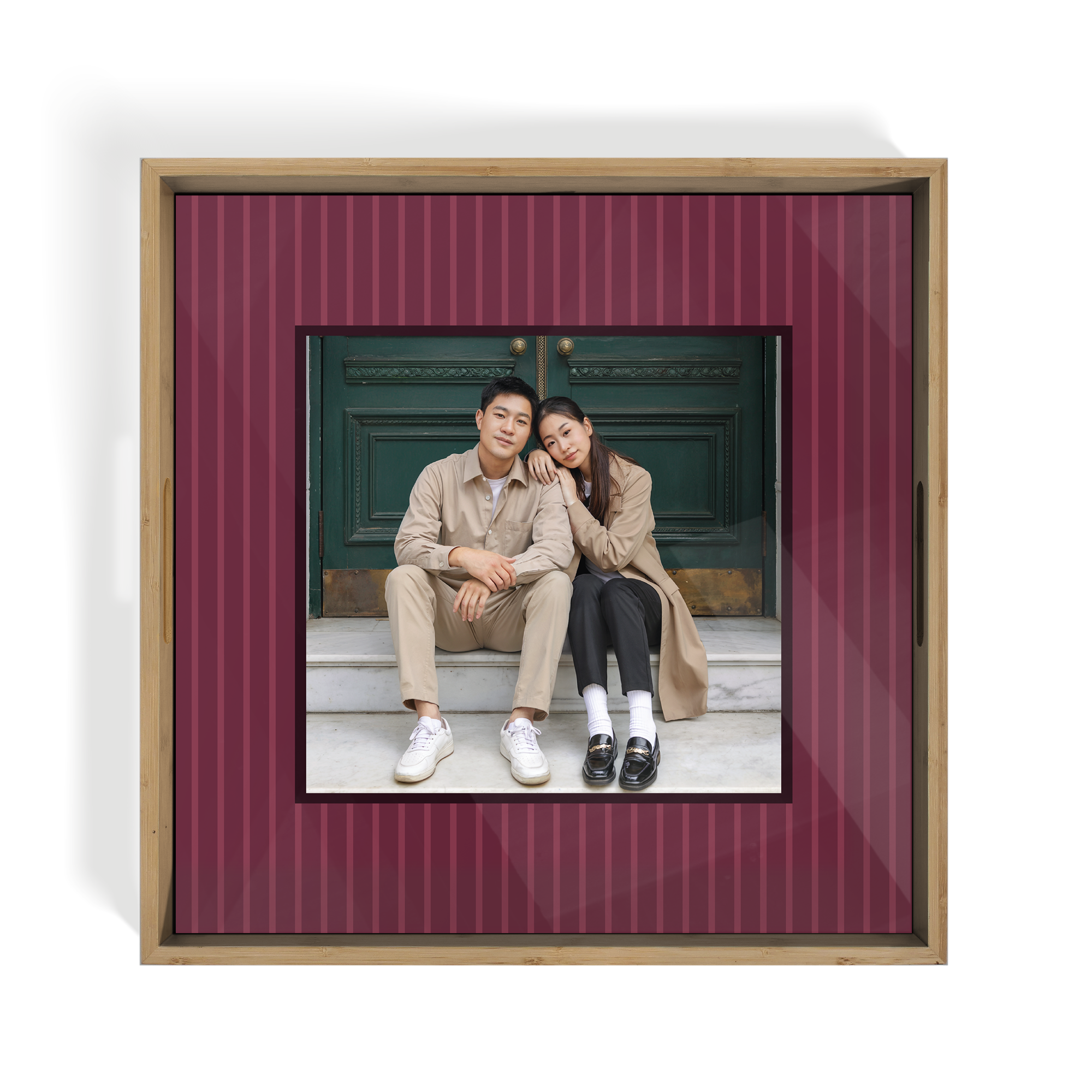 Personlig fotobricka - Kvadratisk - Trä - 40,5 x 40,5 cm med ett tryckt foto av ett par som sitter på trappan. Designa din egen fotobricka för servering.